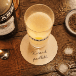 peut on boire du ricard pailleté verre sur table