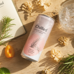 chilled boisson cbd canette sur table ambiance détente