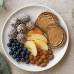 Assiette de gouter healthy avec fruits, energy balls et tartines