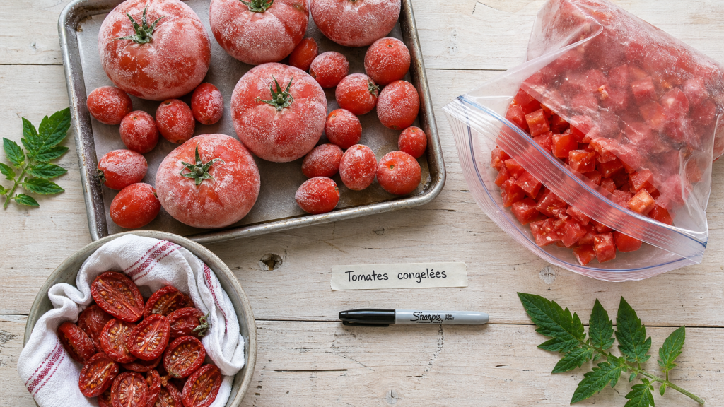 Congélation tomate crue : tomates cerise et cœur de bœuf partiellement congelées