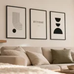 Décorer un mur blanc : cadres et lumière dans un salon lumineux