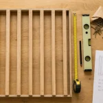 Fabriquer claustra bois avec tasseaux droits : plan de coupe et fixation