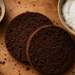 Gâteau cacao moelleux avec blancs en neige, refroidi et tranché.