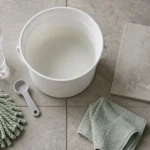 Laver les sols au vinaigre blanc : dosage 1 dose pour 10, seau et serpillière microfibre
