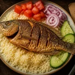 Attiéké recette poisson ivoirien sur table en bois, poisson doré
