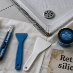 Comment enlever silicone sans rayer : cutter, spatule, ruban, chiffon