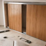 Poser une porte de placard coulissante : mesures, rails et réglages