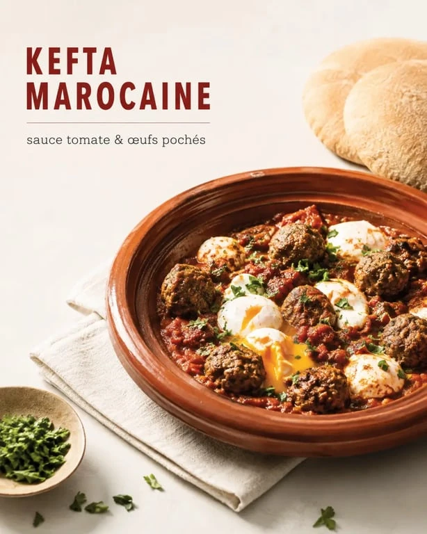 Recette kefta marocaine servie en tajine avec sauce tomate et œufs, vue appétissante
