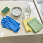 Frigo jauni et eau de Javel : risque pour le plastique